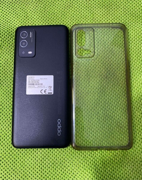 Smartphone Oppo avec coque