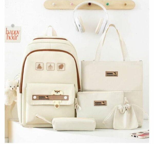 Ensemble de sacs scolaires modernes