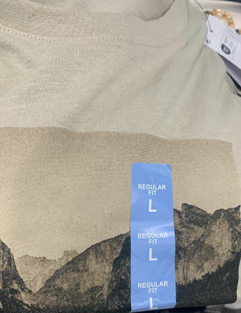 T-shirt graphique moderne