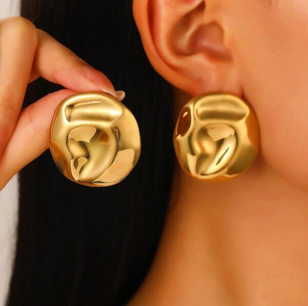 Boucles d'oreilles dorées modernes