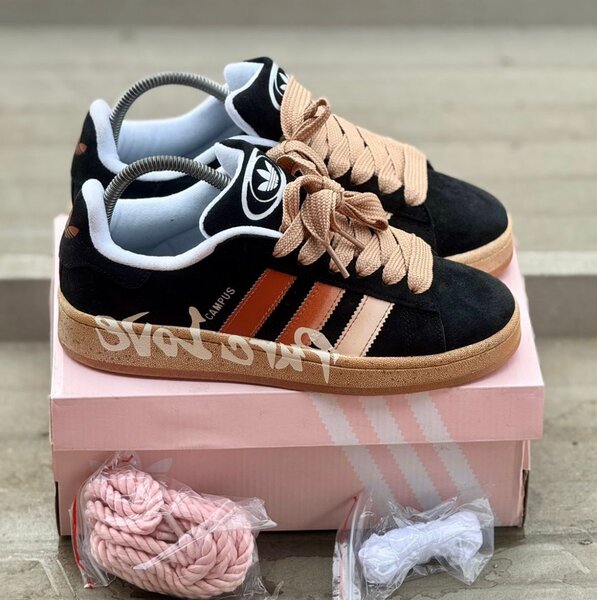 Sneakers en cuir noires et roses