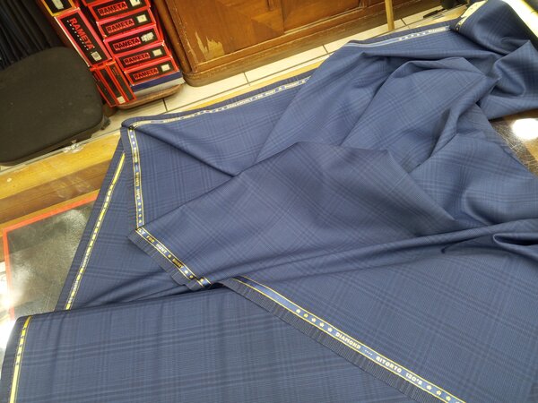 Tissu en laine bleu marine