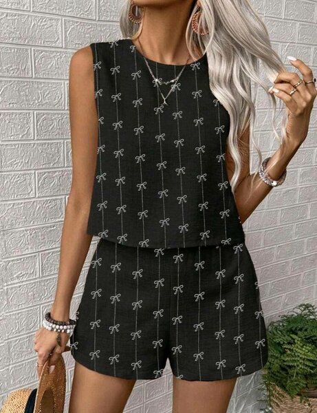 Combinaison noire à motifs