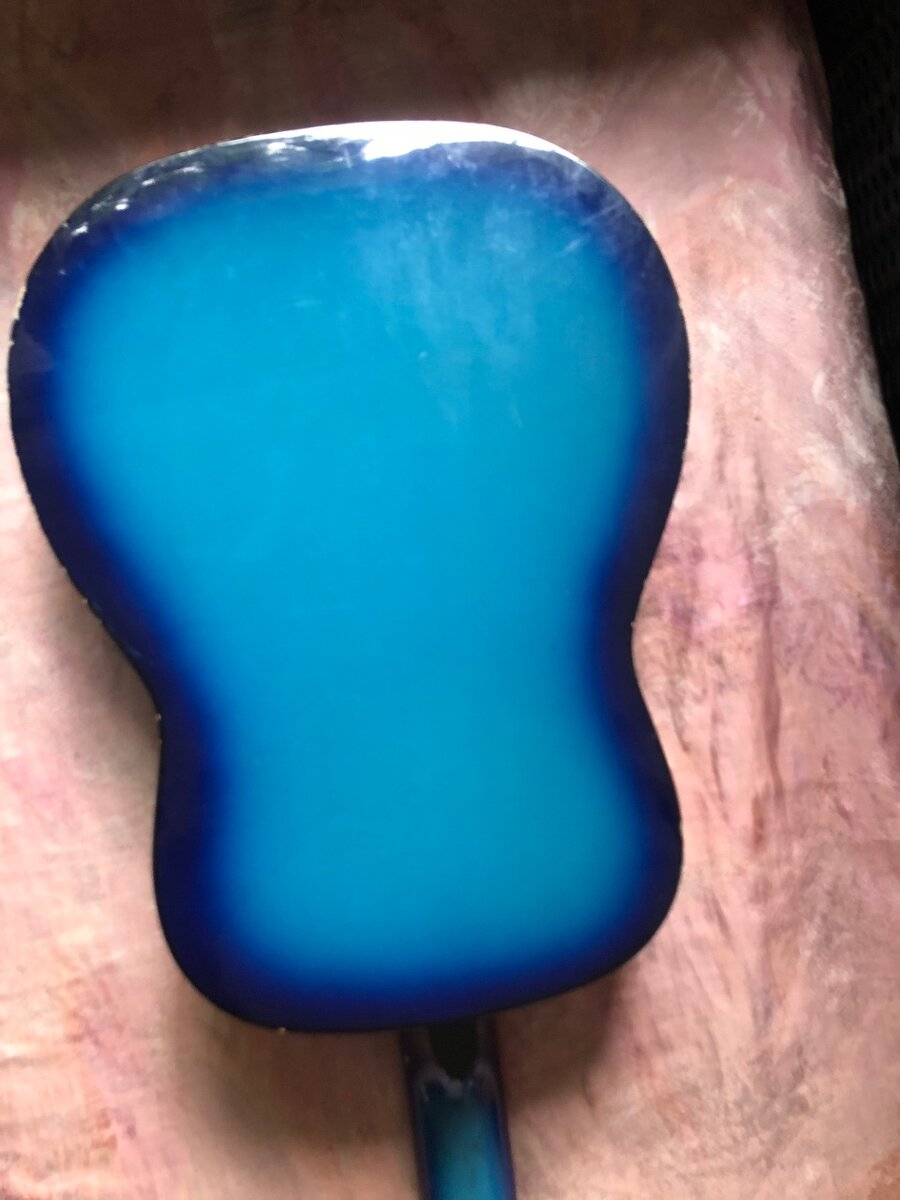 Guitare acoustique bleue