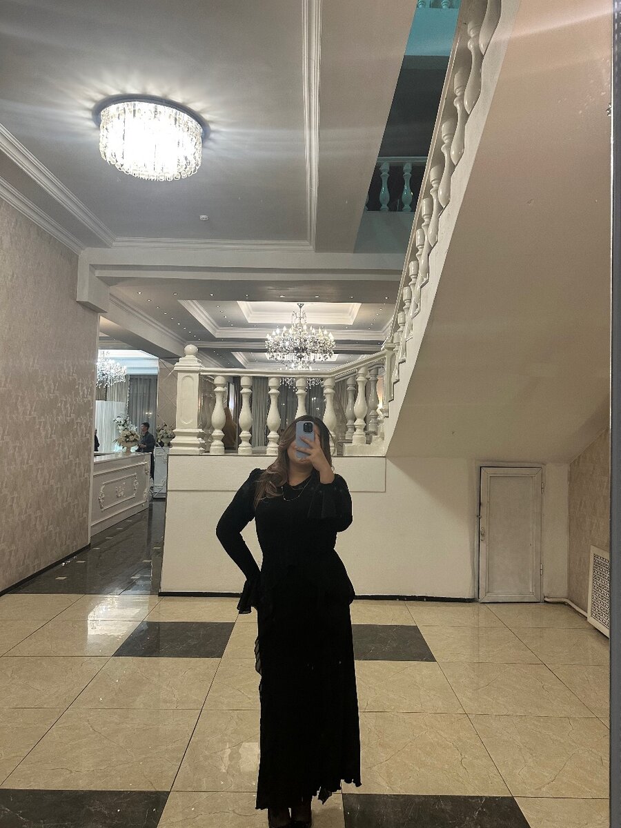 Платье черное надевала только раз ,почти новый .