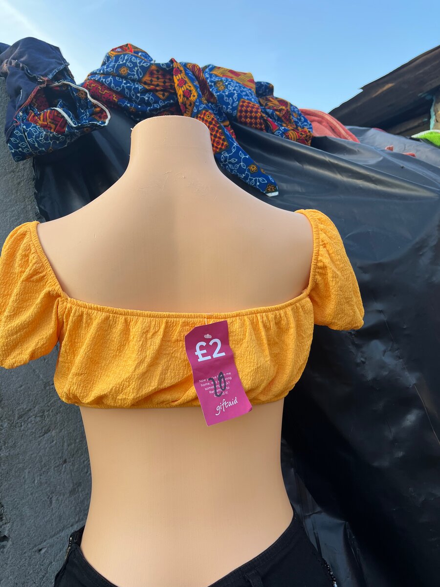 Top court jaune élégant