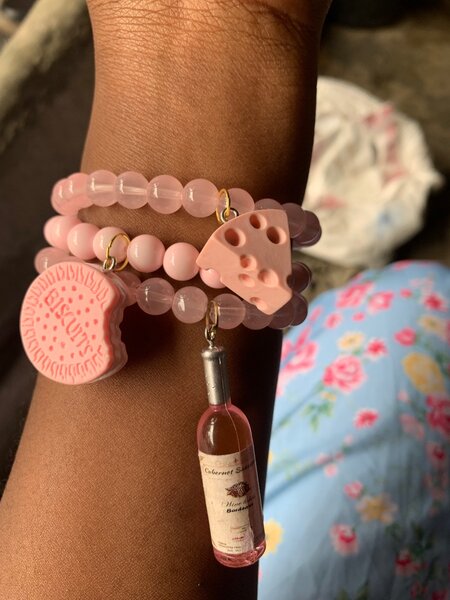 Bracelet rose perles et breloques