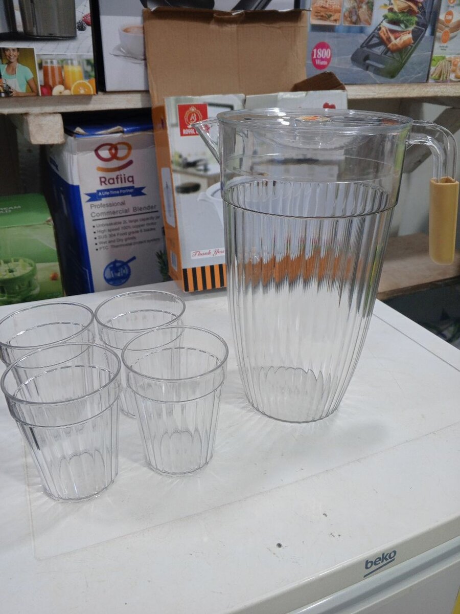 Plastic juice jar with 4 cups
