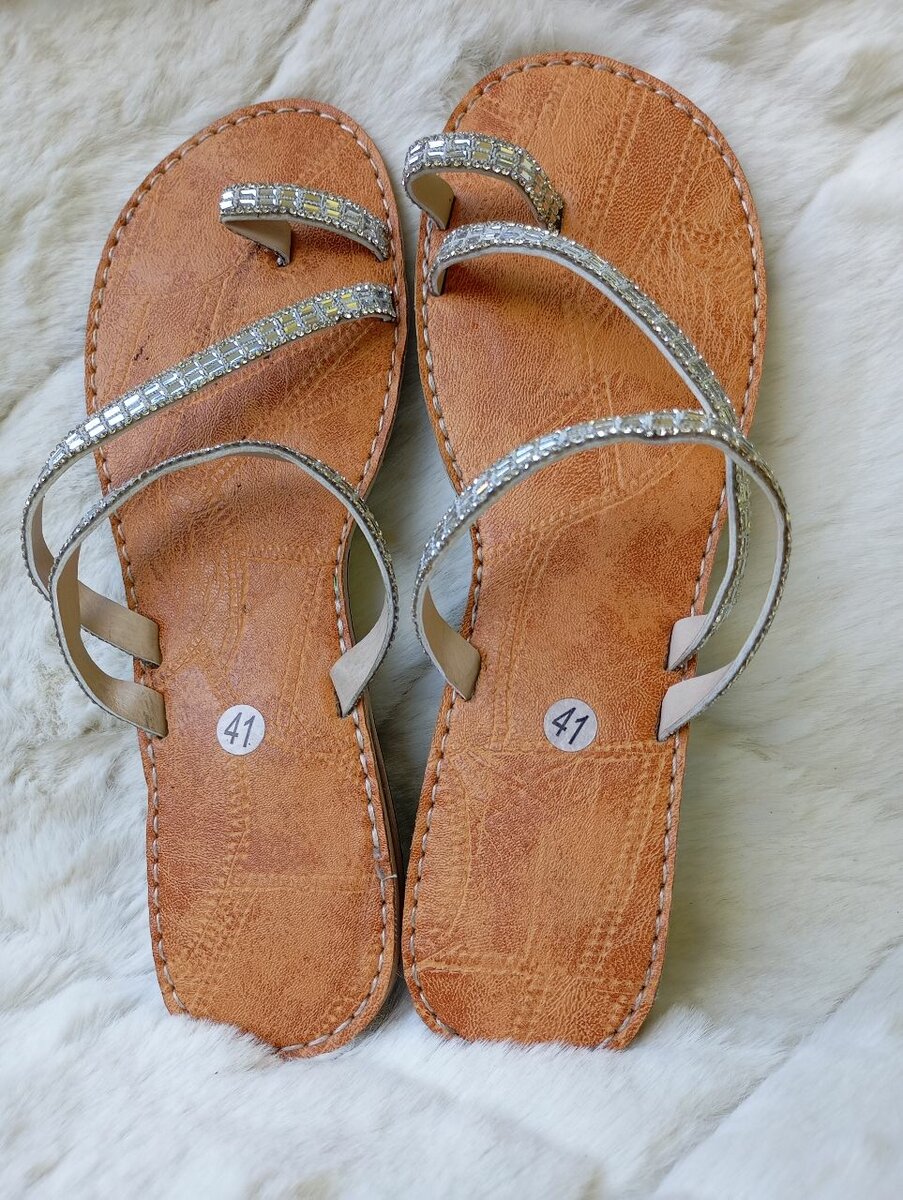 Sandales en cuir ornées