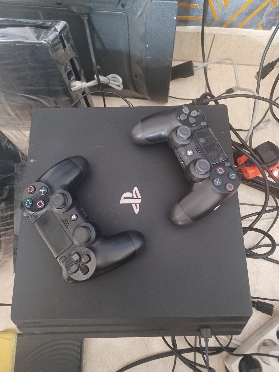 PS4PRO CRAQUE 19 JEUX +2MANETT