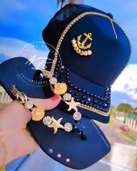 Casquette et sandales personnalisées