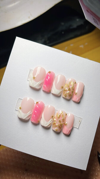 Faux ongles rose et or