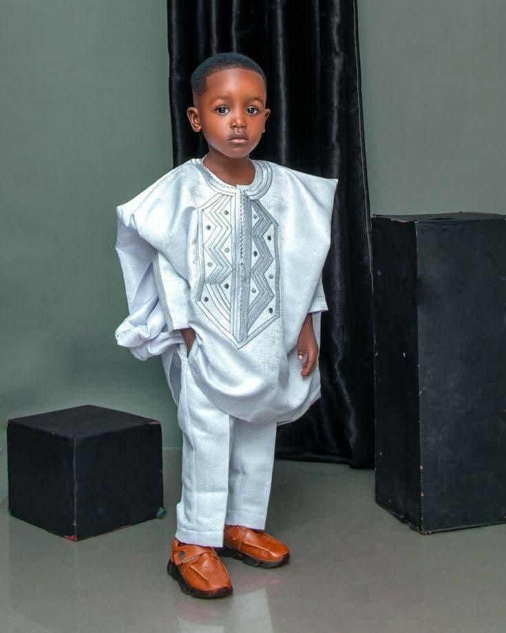 Ensemble enfant traditionnel