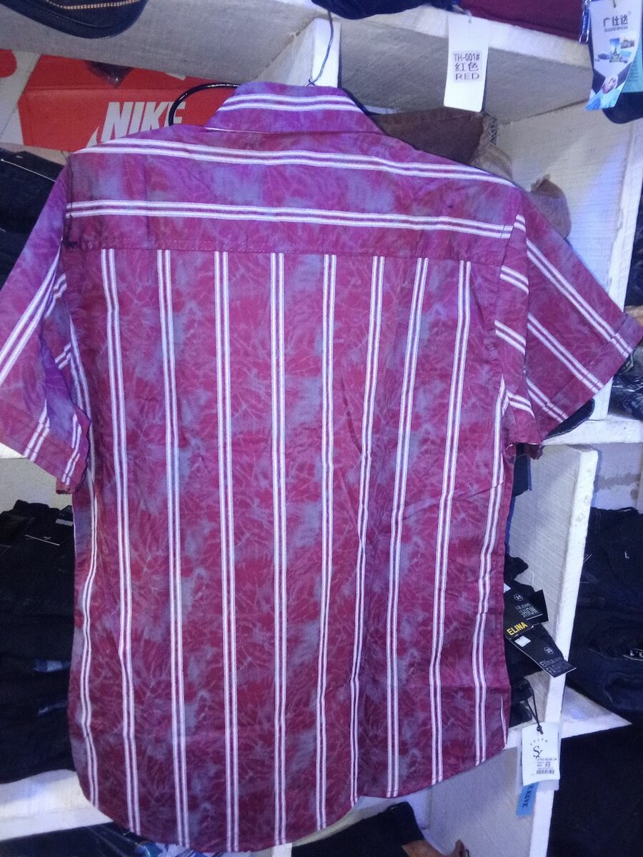 Chemise à rayures rouges homme