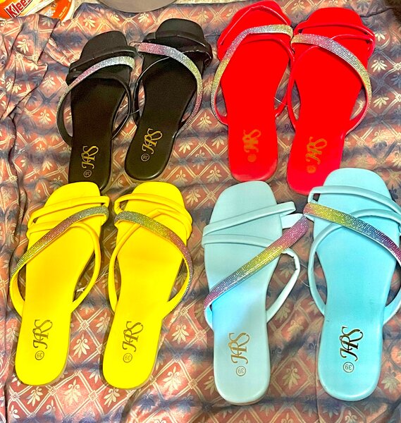 Sandales colorées avec strass