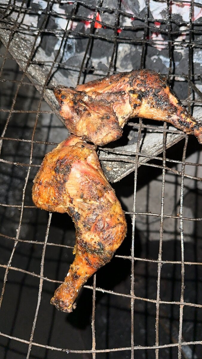 Poulet grillé et poisson savoureux