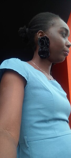 Boucles d'oreilles fleurs noires