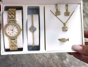 Комплект с наручными часами для женщин
