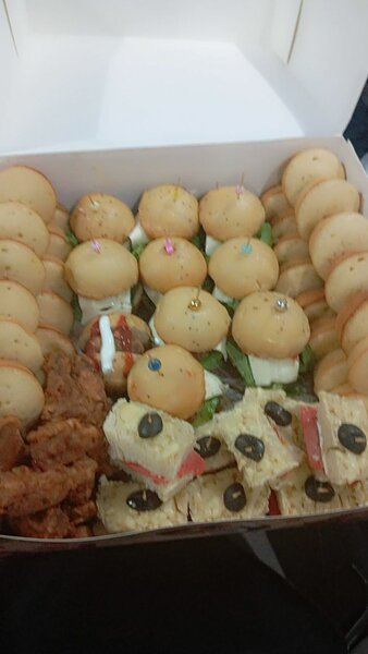 Pizza,mini buger,quiches,cakes