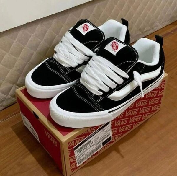 VANS CLASSIC BLACK AND WHITE