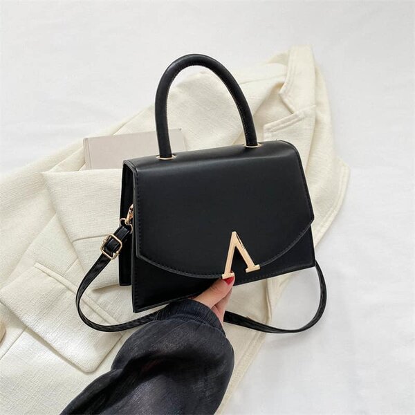 Stylish and fashionable women's bag black