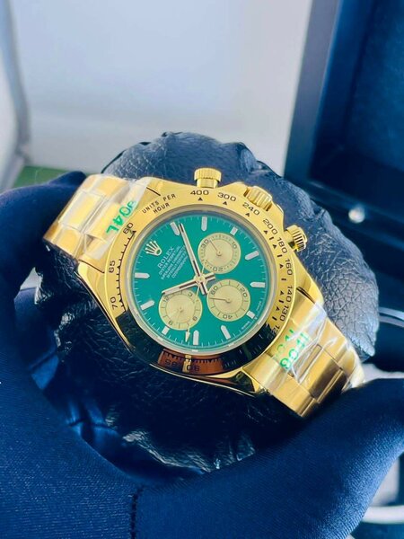 Montre de luxe dorée élégante