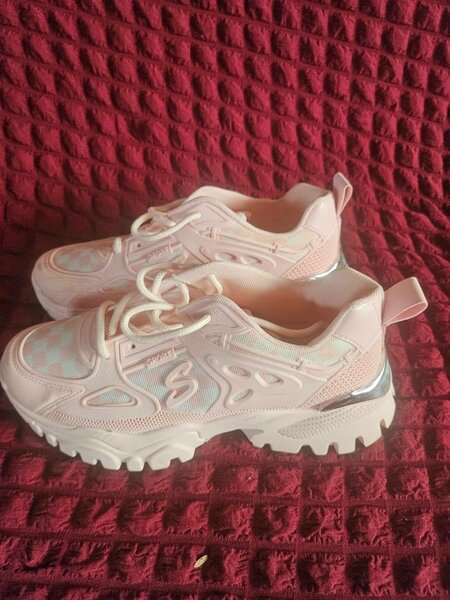 Ladies pink sneaker