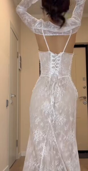 кружевное платье, очень нежно смотрится