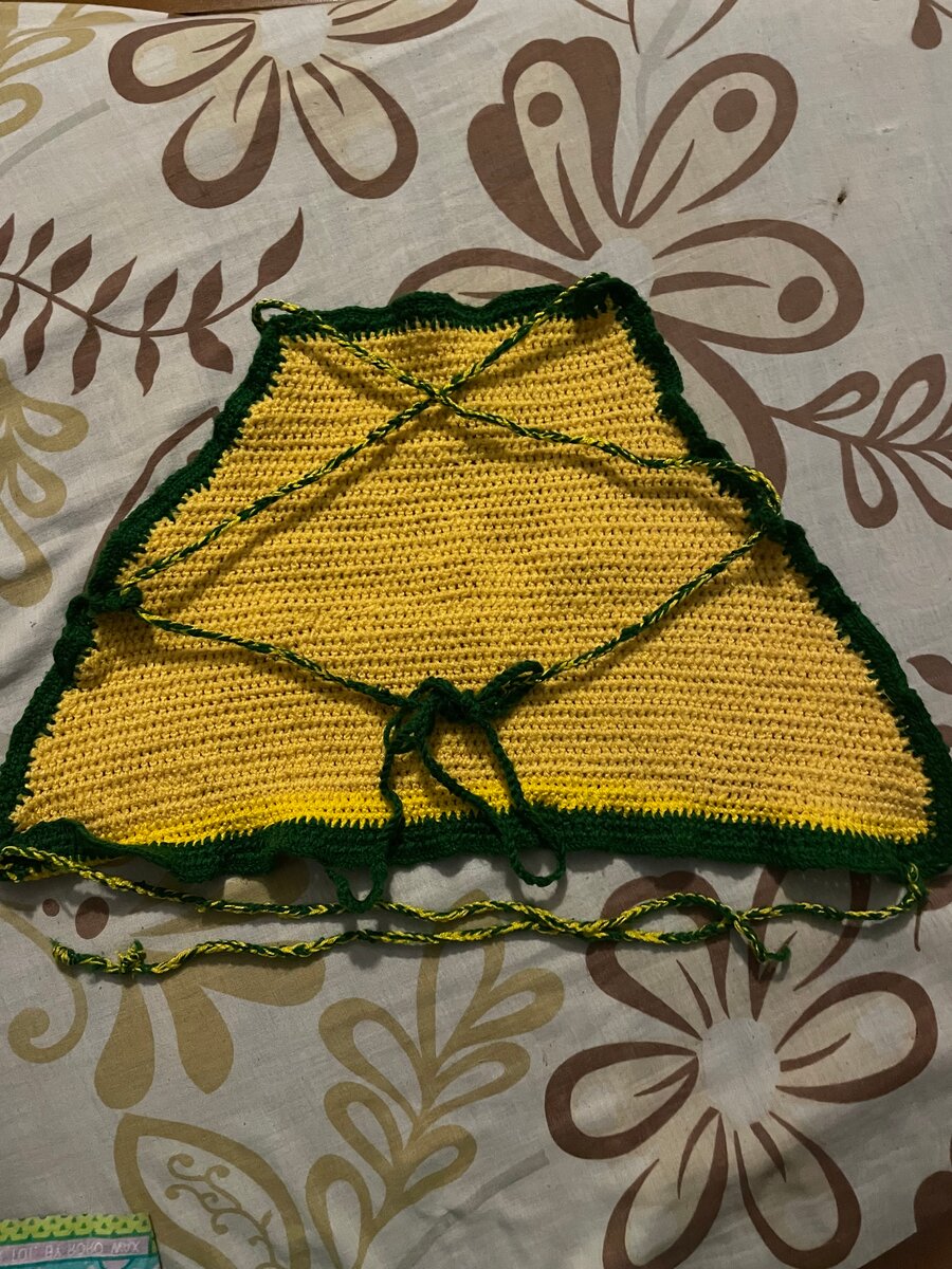 Haut en crochet jaune