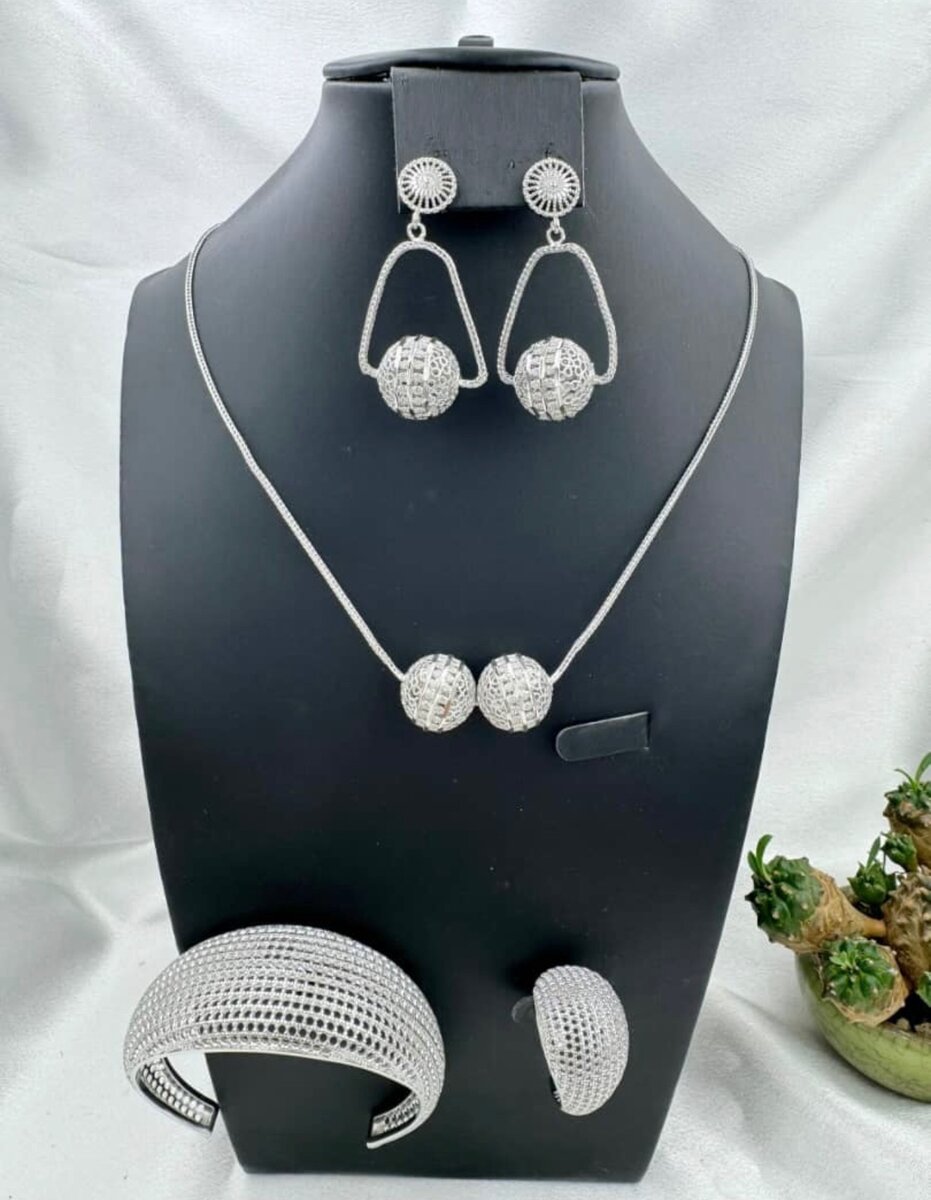 Des Comple chaîne plaque disponible