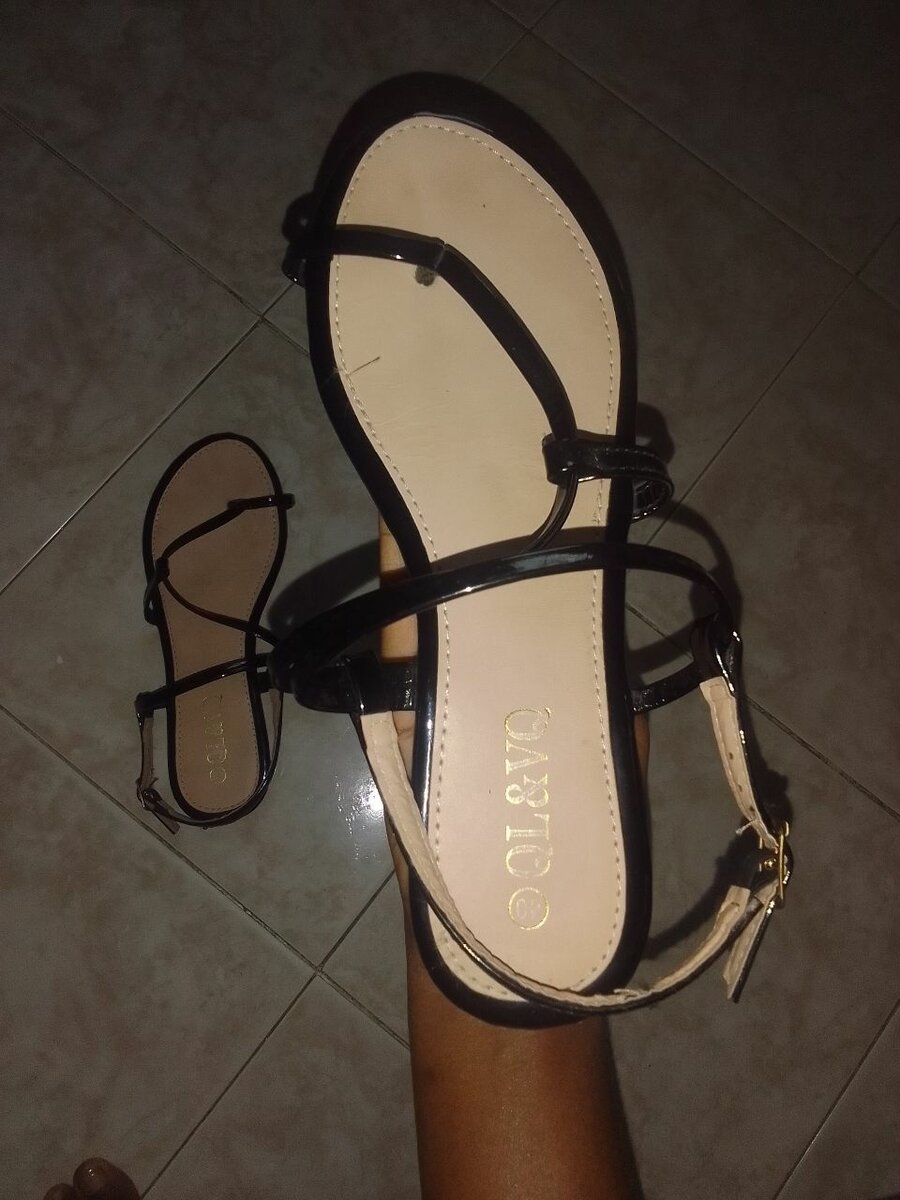 Sandales plates noires élégantes