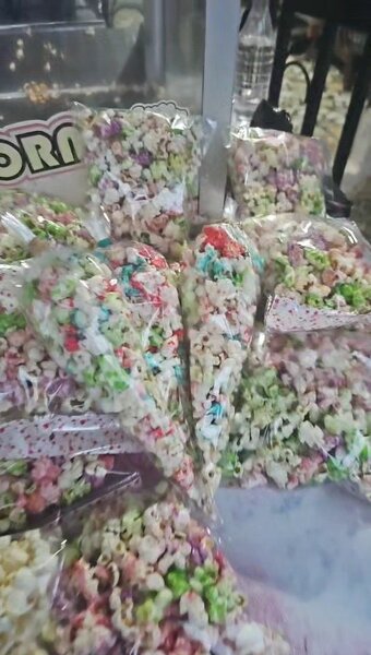 Popcorn coloré croustillant