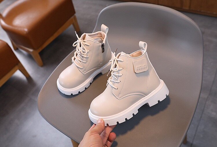 Bottes enfant en cuir élégantes