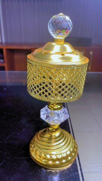 Brûleur d'encens doré élégant