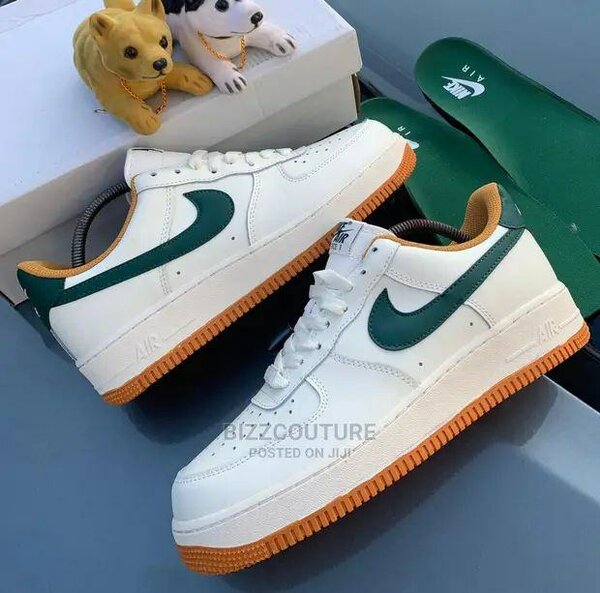 NIKE AIR FORCE CREAM AND WHITE