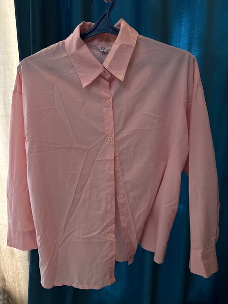 Пастельно-розовая рубашка