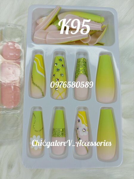 PRESS/STICK ON NAILS