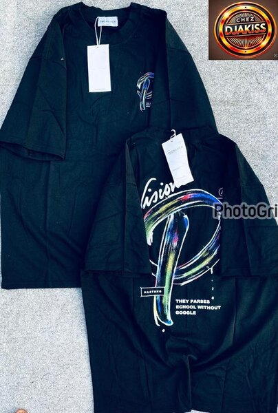 T-shirt noire imprimée moderne