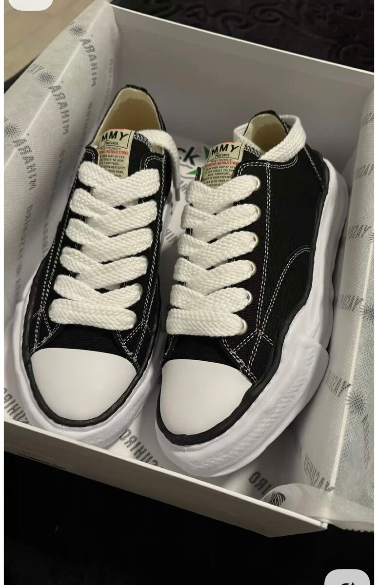 Baskets en toile noires et blanches