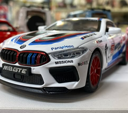 Каждая машинка тщательно детализирована, что делает их не просто игрушками, а настоящими предметами коллекционирования. Эти модели могут заинтересовать не только детей, но и взрослых, увлеченных автомобильной тематикой