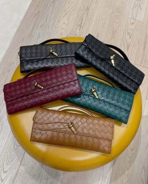 Pochette tressée élégante