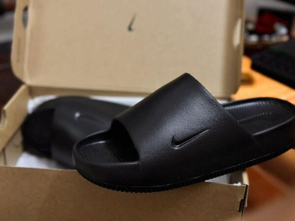 Claquettes noires confortables