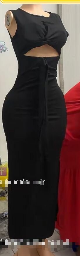 Robe élégante noire découpée