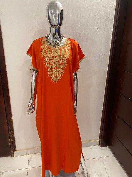 Robe longue orange brodée