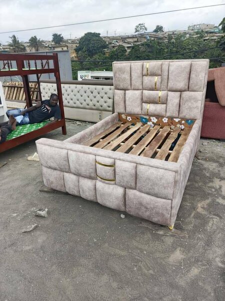 Lit rembourré moderne élégant