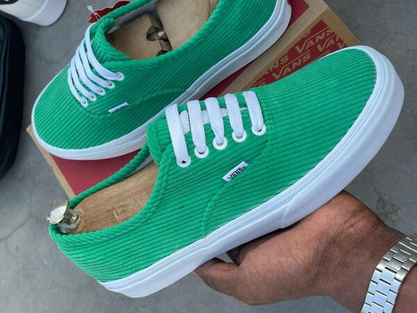 Tennis verts en toile