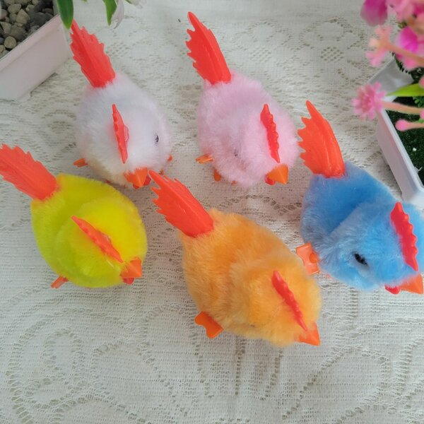 Poussin en mouvement, jouet amusant, sautant, marchant et co