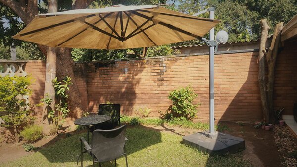 Roman umbrella with 2 chairs and tables