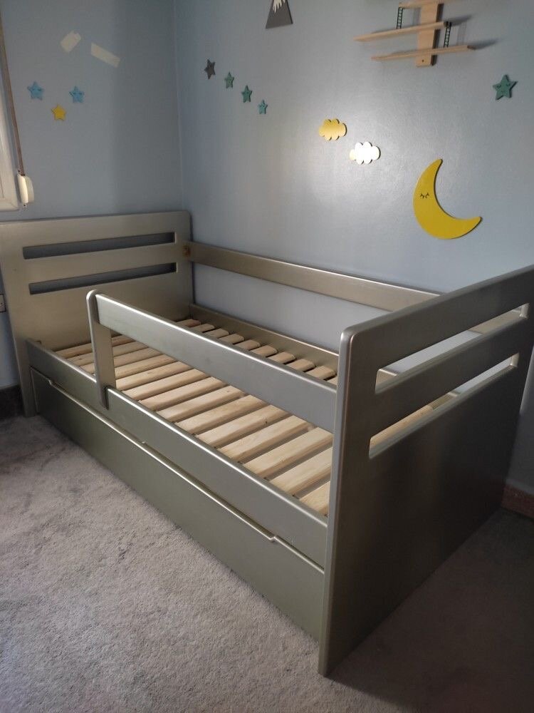 Lit enfant avec tiroirs intégrés