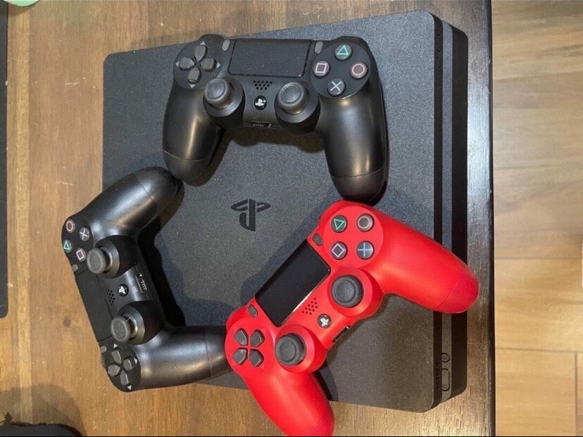 Play station 4(ps4) slim 7 Games One controller 500GB